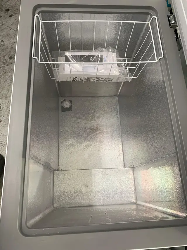 Midea Convertible Chest Freezer with Interior LED Light, 7.0 cu ft MRC07M8AWW - Image 2