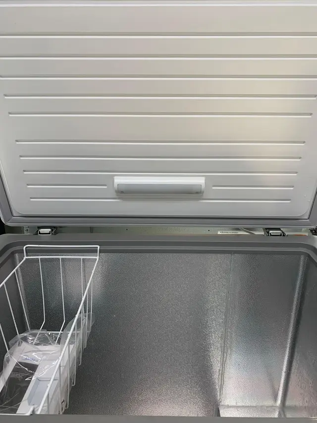 Midea Convertible Chest Freezer with Interior LED Light, 7.0 cu ft MRC07M8AWW - Image 3