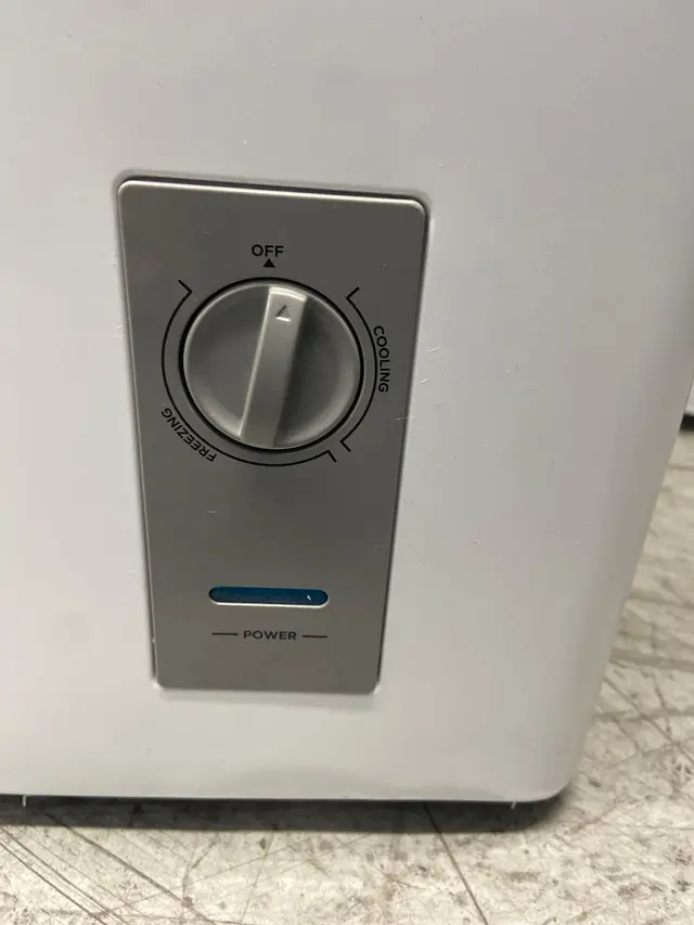 Midea Convertible Chest Freezer with Interior LED Light, 7.0 cu ft MRC07M8AWW - Image 4