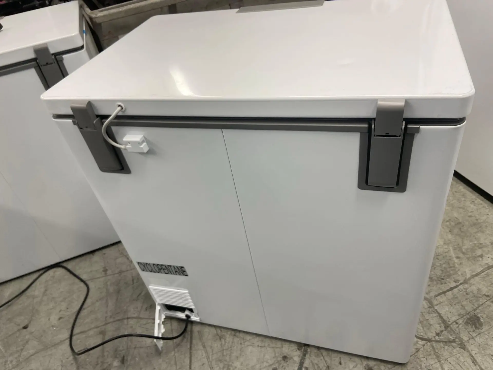 Midea Convertible Chest Freezer with Interior LED Light, 7.0 cu ft MRC07M8AWW - Image 6